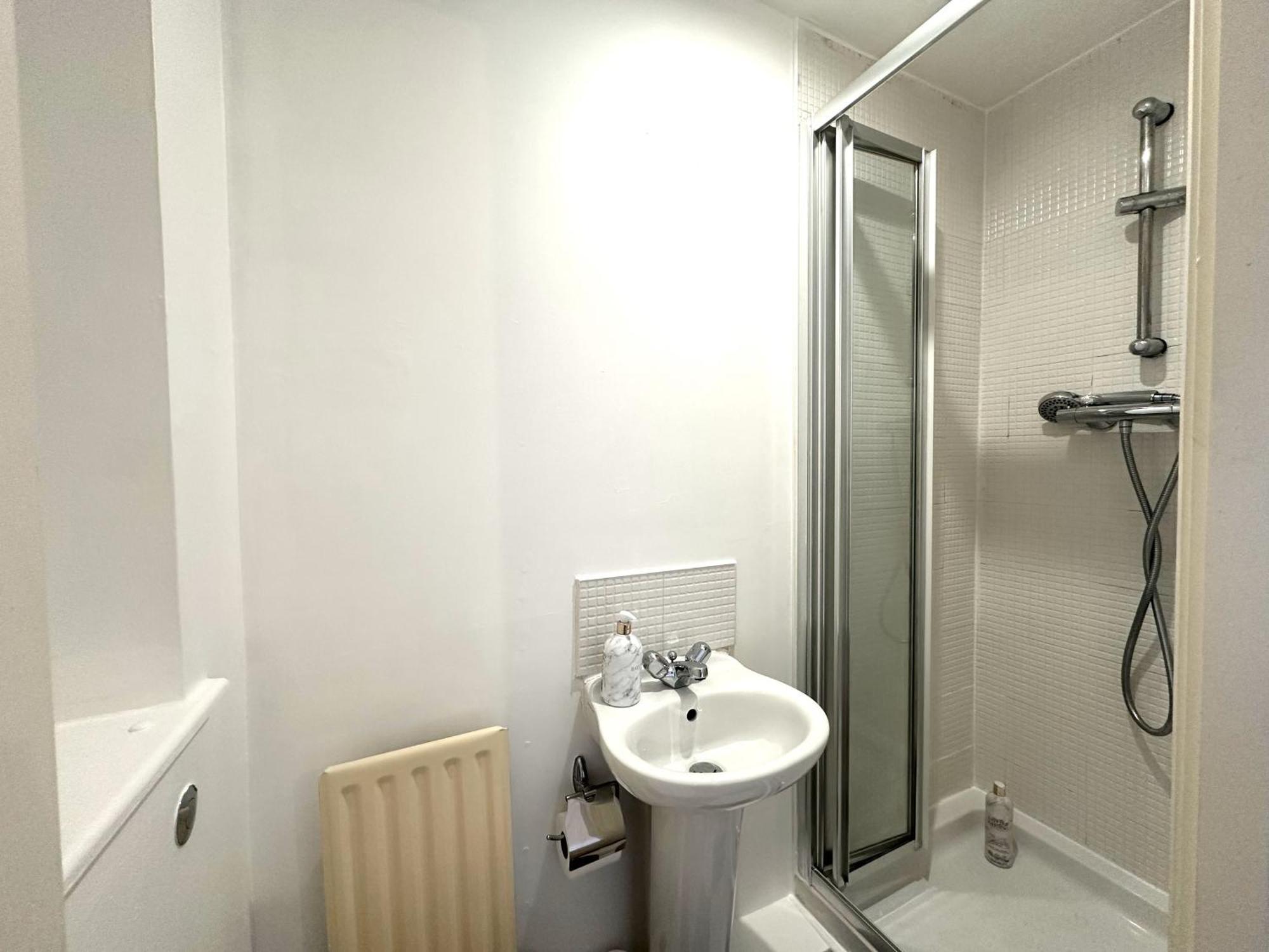 Private Room With En-Suite And Parking In Shared Flat Glasgow Esterno foto